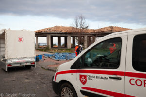 Rettunugskräfte errichten Zelte